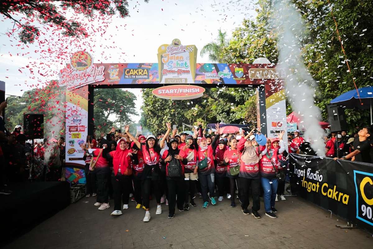 Erwin Lepas Peserta Jalan Sehat di Rame-Rame Festival: Bandung Sehat, Bandung Bahagia!