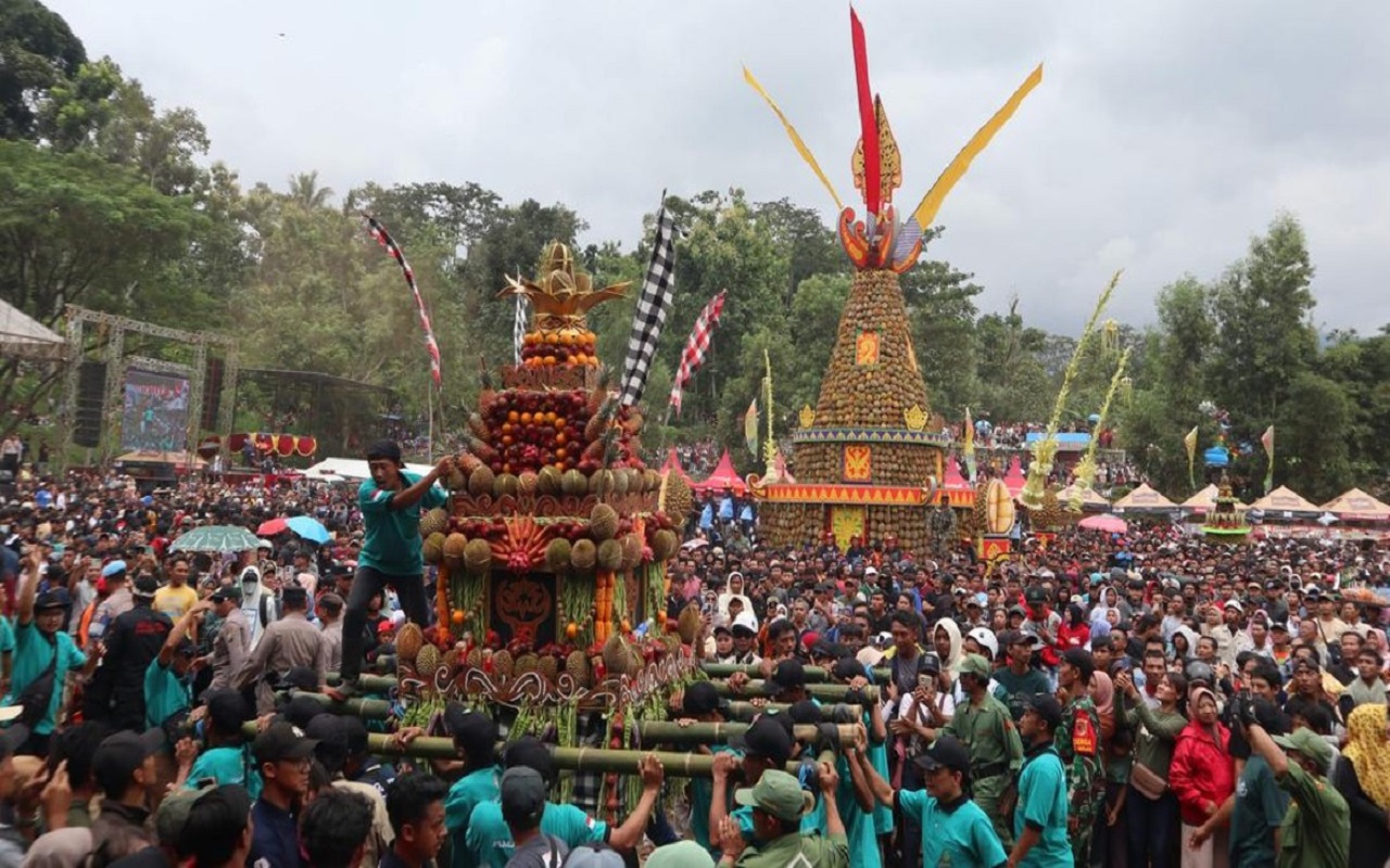 Ribuan Warga Serbu Lapangan Wonosalam untuk Tradisi Kenduri Durian