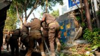 Demi Estetika Kota, Pemkot Bandung Bersihkan Spanduk Tak Berlaku