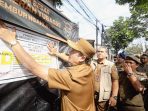 Gunakan Trotoar dan Tambah Lantai Ilegal, Bangunan di Bandung Disegel Tujuh Hari