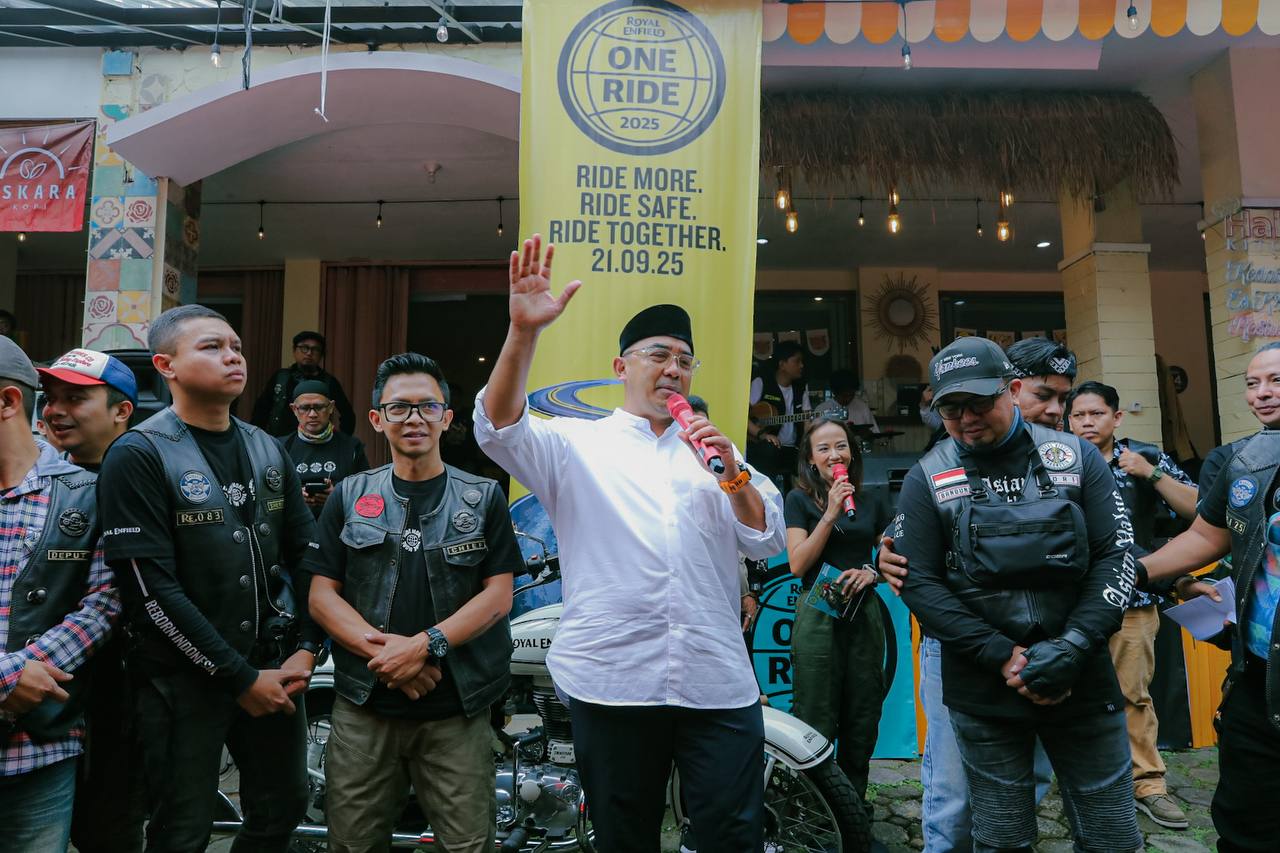 Royal Enfield One Ride 2025 Guncang Bandung, Ada Santunan Guru hingga Helm Gratis untuk Ojol
