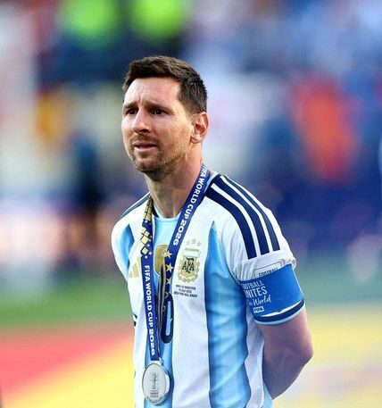 Lionel Messi sedih setelah tim Argentina kalah 1-0 dari Tim Spanyol.